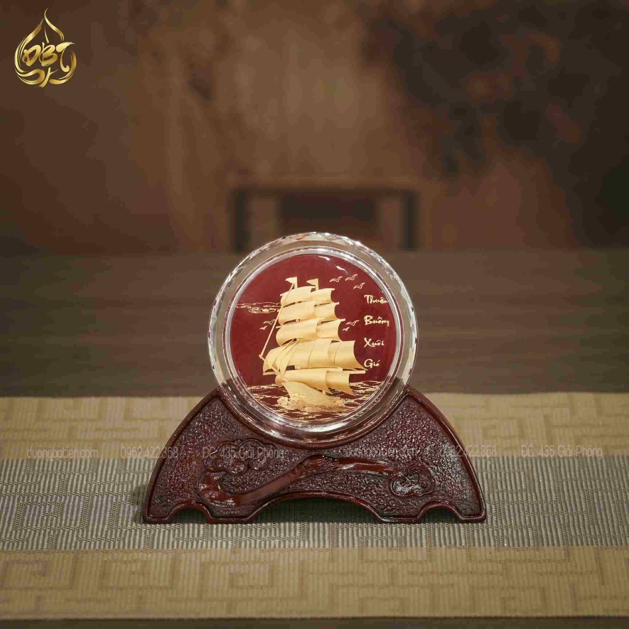 Thuyền buồm pha lê chặn giấy để bàn dát vàng 24k - Quà tặng phong thuỷ